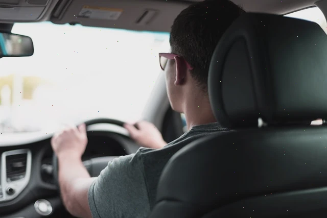 uomo alla guida di un'auto